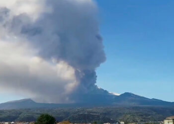 Terremoto Catania per l'eruzione dell'Etna (foto da Twitter)