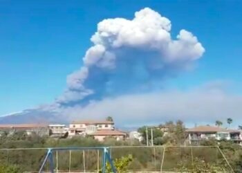 Etna, eruzione vulcano: esplosioni e cenere