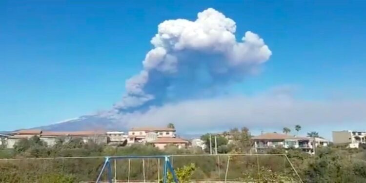 Etna, eruzione vulcano: esplosioni e cenere