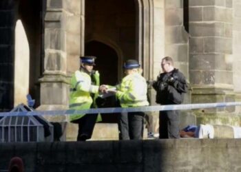 Polizia inglese fuori chiesa Manchester