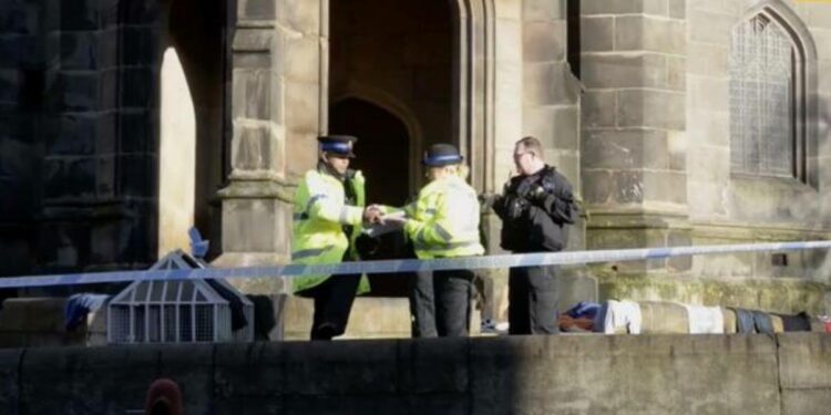 Polizia inglese fuori chiesa Manchester