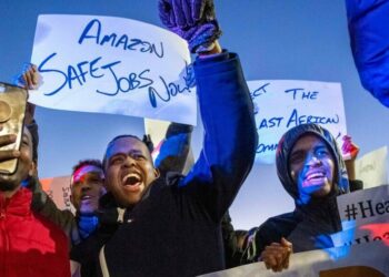 Protesta dei lavoratori davanti alla sede Amazon di Shakopee, Minnesota, il 14 dicembre scorso (LaPresse)