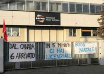 Ricevono cesti di Natale, subito dopo licenziati (foto da Facebook)