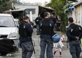 Polizia in campo rom