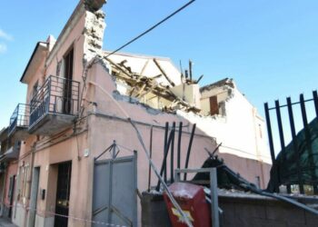 Case danneggiate per il terremoto dell'Etna (LaPresse)