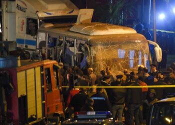 Attentato in Egitto, il bus sventrato da una bomba nei pressi di Giza (LaPresse)