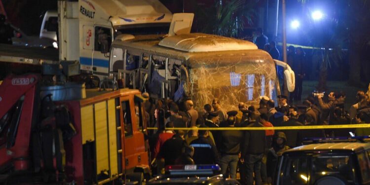 Attentato in Egitto, il bus sventrato da una bomba nei pressi di Giza (LaPresse)