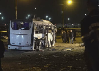 Pullman esploso dopo la bomba in Egitto