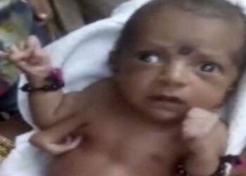 India, neonata con tre braccia venerata come divinità