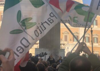 Pd in piazza Montecitorio contro la Manovra, foto da Twitter