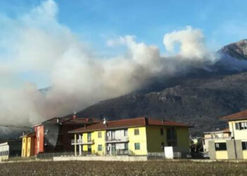 Como, incendio a Sorico: bosco in fiamme (Foto Twitter)