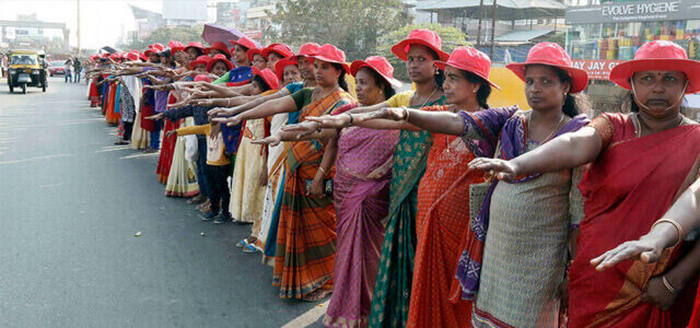 Catena umana di donne in India