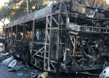 Incendio bus Atac a Roma (Twitter)