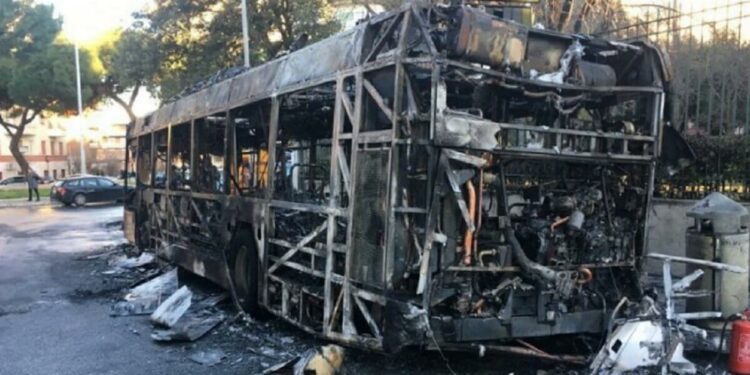 Incendio bus Atac a Roma (Twitter)