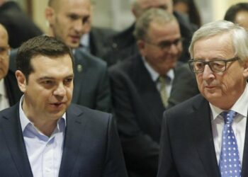 Alexis Tsipras, primo ministro ellenico, con Jean Claude Juncker, presidente della Commissione europea (LaPresse)