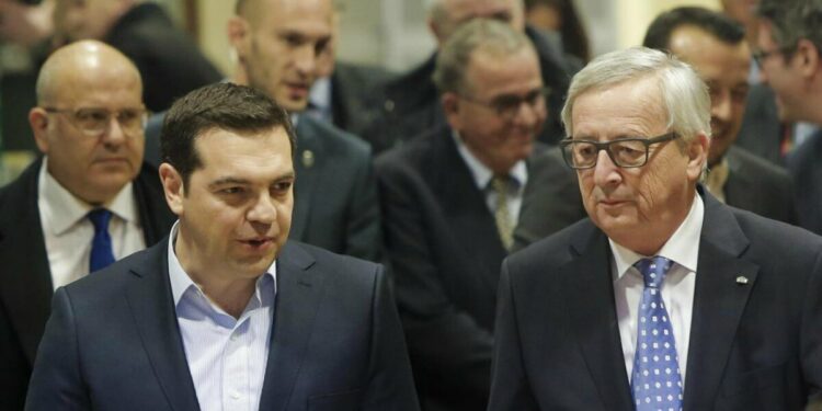 Alexis Tsipras, primo ministro ellenico, con Jean Claude Juncker, presidente della Commissione europea (LaPresse)