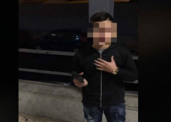 Napoli, bambino canta brano neomelodico con pistola in mano