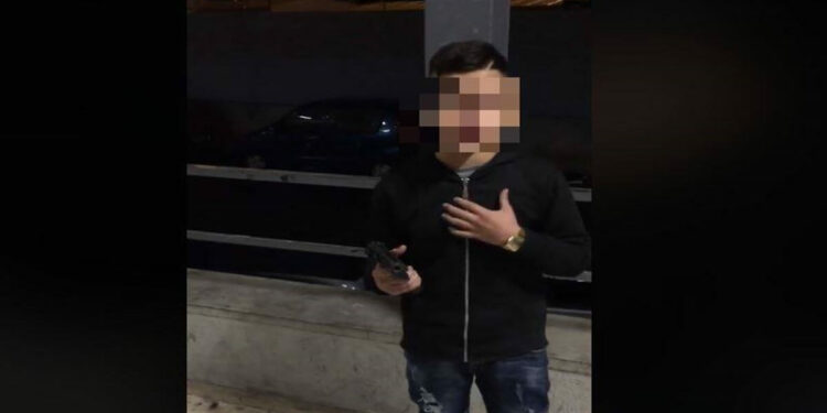 Napoli, bambino canta brano neomelodico con pistola in mano