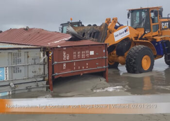 Container sulla spiaggia: ruspe in azione