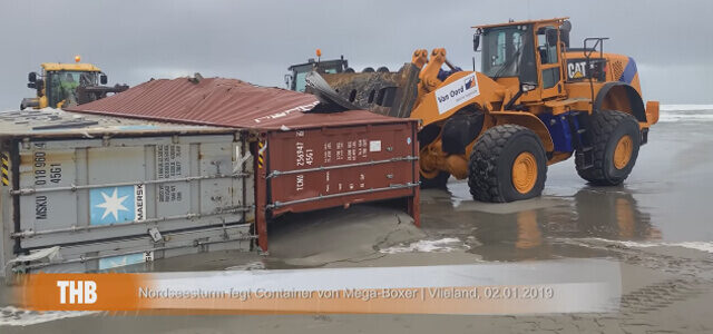 Container sulla spiaggia: ruspe in azione