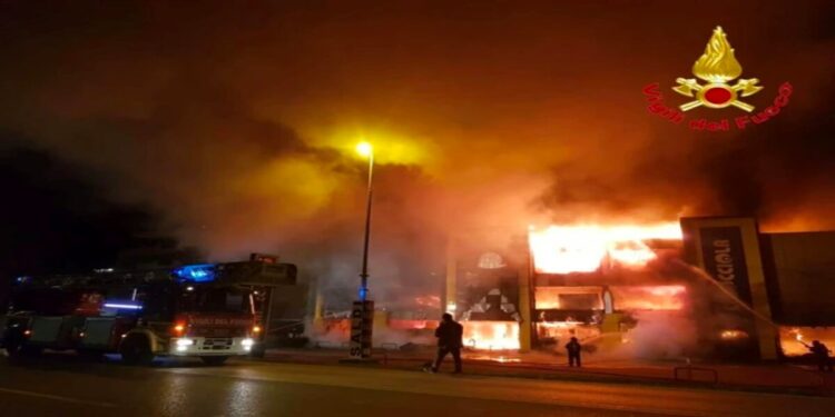 Varedo, incendio al maxi-store La Chiocciola