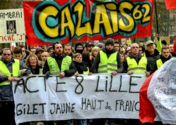 Gilet gialli in protesta a Lille (LaPresse)