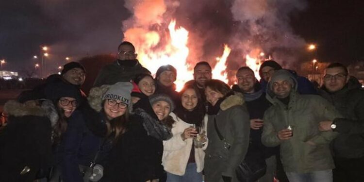 Lecce, selfie alla Focara: nel fumo appare volto di Sant'Antonio Abate (Foto: da Facebook)