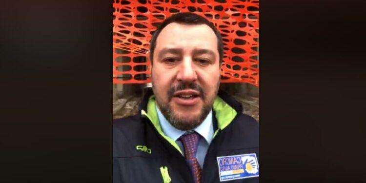 Matteo Salvini in una diretta su Facebook