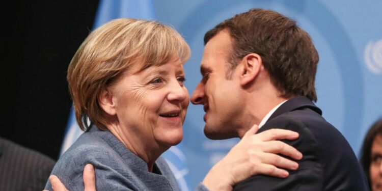 Angela Merkel ed Emmanuel Macron (LaPresse)