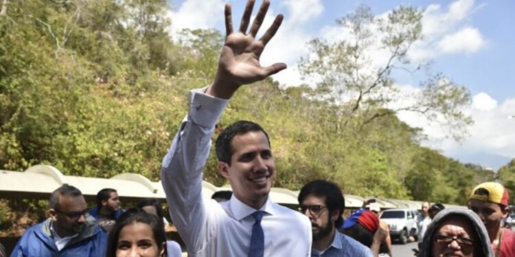 Juan Guaido ha giurato come presidente del Venezuela (foto da Twitter)