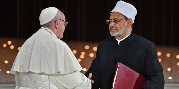 Papa Francesco e il Grande Imam di Al-Azhar (Lapresse)