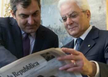 Mario Calabresi con il Capo dello Stato Sergio Mattarella (LaPresse)