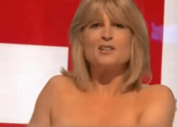 Rachel Johnson si spoglia in diretta tv (foto da YouTube)