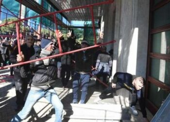 Tirana, l'assalto al palazzo del Governo