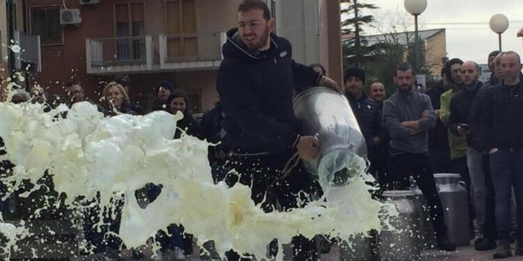 La protesta dei pastori sardi (foto da Twitter)