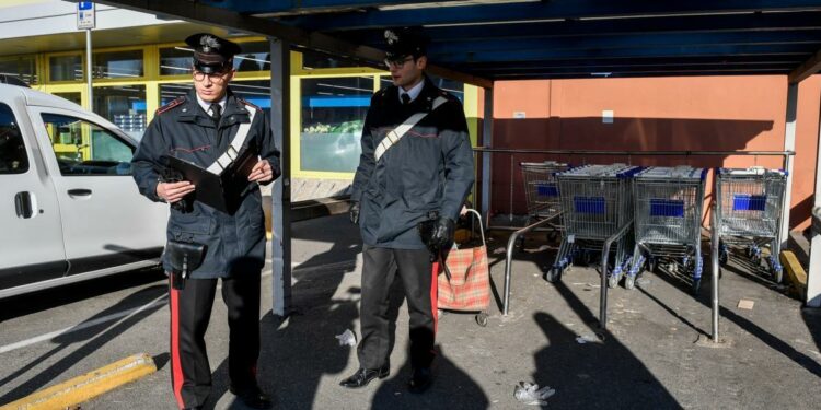 Rapina davanti al supermercato