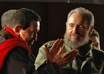 Il presidente del Venezuela Hugo Chavez (1954-2013) con Fidel Castro (1926-2016) nel 2006 in Argentina (LaPresse)