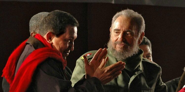 Il presidente del Venezuela Hugo Chavez (1954-2013) con Fidel Castro (1926-2016) nel 2006 in Argentina (LaPresse)