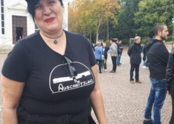 Selene Ticchi, la maglietta con la scritta Auschwitzland (foto Twitter)