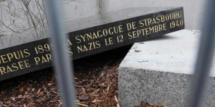 Strasburgo, profanata la stele dell'antica sinagoga (The memorial stone marking the site of Strasbourg's Old Synagogue, which was destroyed by the Nazis in World War II, is pictured after it was vandalised overnight on March 2, 2019 in Strasbourg, eastern France. - The synagogue, which was the Jewish community's main place of worship in the city, was ransacked by the Hitler Youth on September 30, 1940, then burnt to the ground. (Photo by FREDERICK FLORIN / AFP)