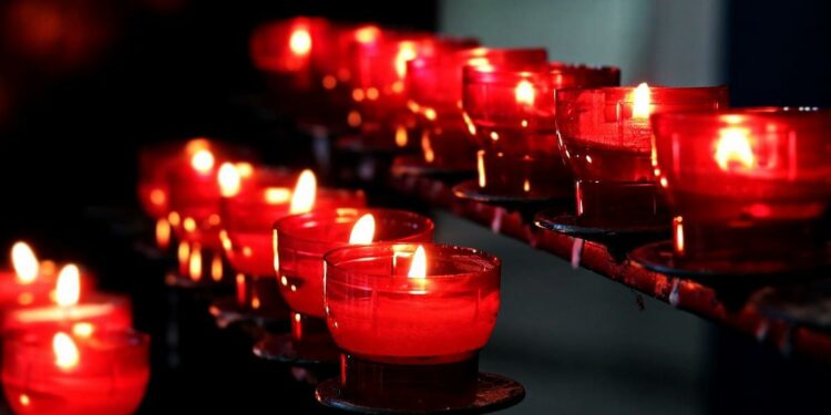 Candele e offerte in chiesa