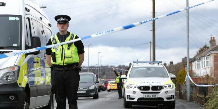 Immagine di repertorio - Police activity outside an address in Savile Town, Dewsbury, West Yorkshire, one of two addresses which were raided by officers from Counter Terrorism Policing North East. Two men were arrested on suspicion of planning acts of terror. PRESS ASSOCIATION Photo. Picture date: Tuesday April 3, 2018. Photo credit should read: Aaron Chown/PA Wire