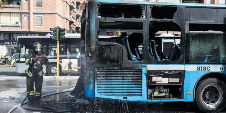 Incendio bus Atac a Roma