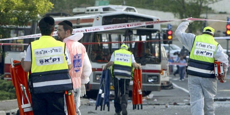 Attentato kamikaze su un bus in Israele (LaPresse)