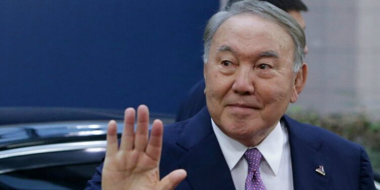 L'ex presidente kazako Nursultan Nazarbayev (Photo by Aris Oikonomou / AFP)