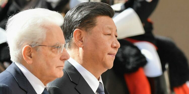 Sergio Mattarella con il presidente cinese Xi Jinping durante la visita di Stato del 2019 (LaPresse)