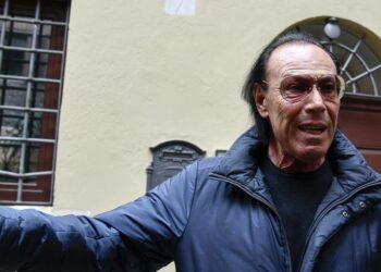 Venditti davanti casa di Lucio Dalla