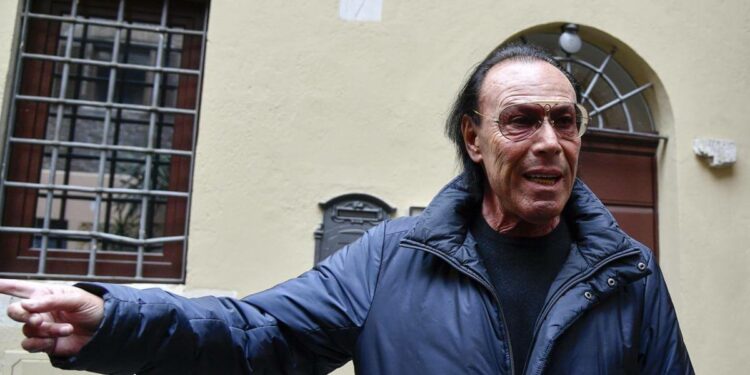 Venditti davanti casa di Lucio Dalla