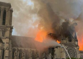 Parigi, incendio nella cattedrale