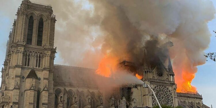 Parigi, incendio nella cattedrale